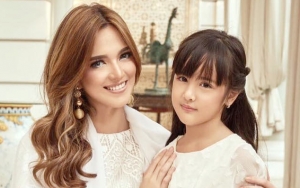 Nia Ramadhani 'Bu Haji' Pose Nakal Dekat Melody Berhijab Dibully, Putrinya Doyan Umbar Aurat?