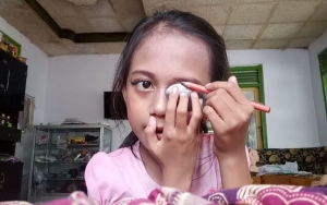 Gadis Cilik Asal Situbondo Ini Viral Bikin Alis Pakai Sendok, Intip Aksi Uniknya