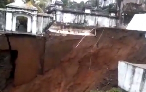 Tebing Makam Raja-Raja Mataram di Yogyakarta Ambrol Hingga Timpa Dua Rumah 