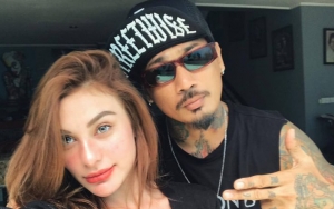 Jerinx SID Bantah Hubungan Asmara Settingan, Kompak Bareng Pacar Kasih Umpatan Jari Tengah