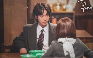 Nam Joo Hyuk Nangis Nonton Episode Terakhir 'The Light in Your Eyes'