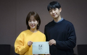 Jung Hae In dan Han Ji Min Serius Jalani Sesi Baca Naskah 'Spring Night'