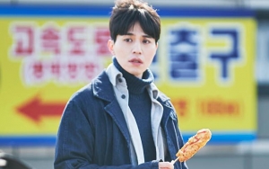 Lee Dong Wook Dibilang Mirip Pocong Saat Lakukan Ini di Lokasi Syuting 'Touch Your Heart'