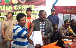Gaya Wakil Bupati Jayapura ke Lokasi Banjir Nyaris Tak Dikenali, Warganet Puji Merakyat