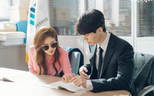 Yoo In Na Tenangkan Lee Dong Wook Yang Nangis di Lokasi Syuting, Netter Baper