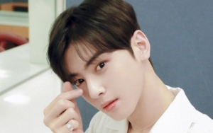 Cha Eunwoo Bikin Geger Gara-Gara Tulis Pesan Tak Senonoh untuk Penggemar