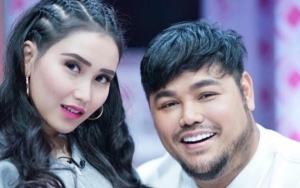 Ivan Gunawan Posting 'Memiliki' Bareng Ayu Ting Ting, Komentar Peramal Wirang Birawa Jadi Sorotan