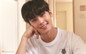 Cha Eunwoo Umbar Dada di Pemotretan, Curhat Ingin Punya Kekuatan Ini 