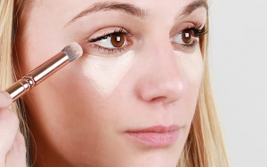 7 Rekomendasi Concealer yang Punya Review Bagus, Mata Panda Dijamin Hilang!