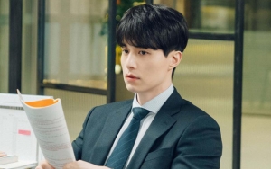 Lee Dong Wook Tak Bisa Menahan Tawanya Saat Syuting Adegan Emosional di 'Touch Your Heart'