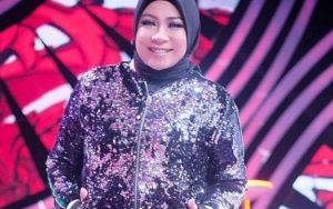  Gaya Melly Goeslaw Saat Cek Saham, Netter Heboh