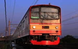Wanita Ini Diancam Usai Tegur Pria Duduk di Lantai KRL, Petugas Cuek Buat Netter Resah