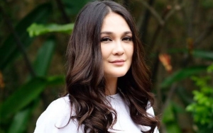  Makin Ceria, Gaya Luna Maya Makan Kepiting Jumbo Bareng Teman Sosialita Dipuji Berkelas No Drama