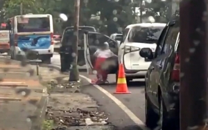 Video Ibu-Ibu Seret Hingga 'Tendang' Anak Keluar dari Mobil Viral, Netizen Ramai Beri Kecaman