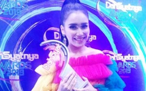 Ayu Ting Ting Ungkap Ketertarikan Dengan Reza Rahadian Usai Raih Penyanyi Dangdut Terdahsyat