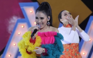 Dahsyatnya Awards 2019: Momen Gigi Ayu Ting Ting Kepentok Mic Jadi Hiburan Penonton