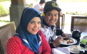 Aldila Jelita Istri Indra Bekti Senyum Bahagia Pamer Cincin 'Hadiah Snack' Kado Ultah Dari Suami