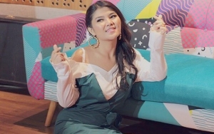  Meldi Umbar Aurat, Aksi 'Maksa' Pamer Dada Nyembul Sambil Melotot Bikin Netter Kena Sawan 