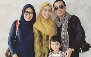 Ayu Ting Ting Disuapi Sang Ayah Jelang Berangkat Umrah, Isi Koper Bikin Netter Salfok