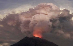 Gunung Agung Kembali Erupsi Sembur Abu Setinggi 5,1 Km, Ada Lontaran Batu dan Api