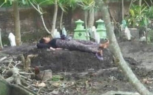 Viral Ibu Asal Demak Tidur di Makam Anaknya yang Jadi Korban Tabrak Lari, Netizen Mewek