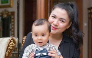 Vicky Shu Hadiri Acara Keraton, Penampilan Sang Putra Pakai Baju Adat Jawa Bikin Netter Gemas