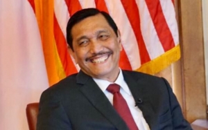 Menteri Luhut Jelaskan 'Salam Tempel' ke Kiai Madura: Saya Lebih Dulu Diberi Batik dan Batu Akik 