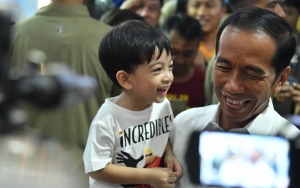 Jan Ethes Ikut Temani Jokowi di Perayaan Isra Mi'raj, Harga Sepatu Sederhana Bikin Syok