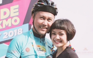  Rayakan 10 Tahun Pernikahan, Nirina Zubir Nyentrik Gandeng Suami