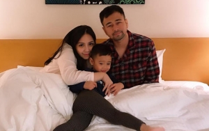 Raffi Cium Tangan Nagita 'Istri Soleha' Usai Sholat, Ayu Ting Ting Diledek Kejang-Kejang Cemburu