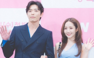 Kim Jae Wook Lindungi Park Min Young Dari Sinar Matahari di Lokasi 'Her Private Life'
