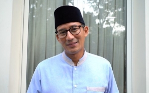 Kembali Dapat Sumbangan, Sandiaga Sumringah Angkat Dua Karung Uang Usai Kampanye di Medan