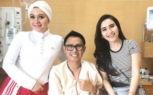 Eko Patrio dan Ayu Ting Ting Nempel 'Mesra' Saat Umroh, Muka Viona Sendu Sendirian Jadi Sorotan