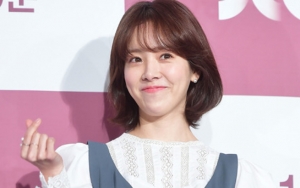Han Ji Min Tampak Cerdas dengan Dandanan Ala Pustakawan di 'Spring Night'