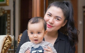 Potret Vicky Shu Kenakan Kebaya Bareng Sang Putra yang Pakai Blankon Lagi-Lagi Curi Perhatian