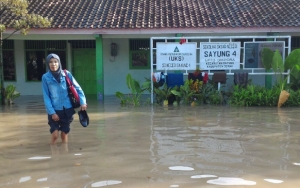 Ujian di Tengah Banjir, Kondisi Puluhan Siswa di Demak Mengenaskan