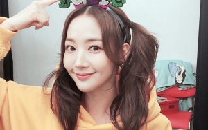 Park Min Young Promosi 'Her Private Life', Latar Belakang Bunga Sakura Curi Fokus