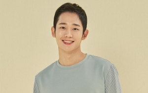 Foto Perdana Jung Hae In Jadi Apoteker Ganteng di 'Spring Night'