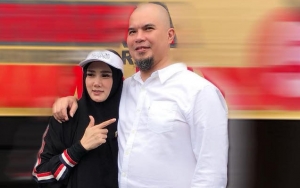 Ahmad Dhani Kalap Dicap Napi Teroris, Mulan Istri Soleha Cuek Ngemil Rujak dan Pamer Prabowo Mewek
