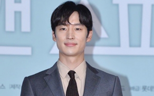 Lee Je Hoon Girang Lihat Pelangi Saat Syuting 'Traveler', Fans Ikut Bersyukur