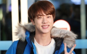 Jin BTS Pernah Diajak Foto Turis Sebelum Debut, Ternyata Sudah Tampan Sejak Dulu
