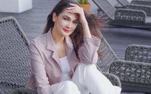  Luna Maya 'Teler' Hingga Ketiduran Di Toko Sepatu, Posisi Kaki Jenjang Jadi Sorotan