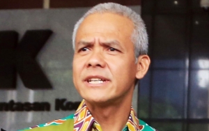 Aksi Gubernur Jateng Ganjar Pranowo 'Gebrak' Podium Bak Prabowo Undang Tawa Warganet 