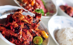 Didominasi Rasa Pedas, Kalian Wajib Cobain 8 Kuliner Khas Lombok yang Menggugah Selera Ini