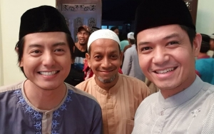 Belum Lama Mualaf, Dude Harlino Takjub Roger Danuarta Rajin Salat Jamaah Di Masjid Meski Sibuk
