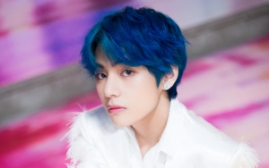 V BTS Kini Viral dengan Sebutan 'Cowok Rambut Biru' Gara-Gara Terlalu Tampan di 'SNL'