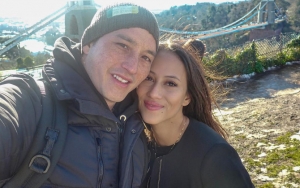 Mike Lewis Disebut 'Duda Ganas' Gara-Gara Pamer Ciuman Mesra Begini Dengan Kekasih