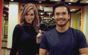 Randy Pangalila Rajin Ajak Sang Istri Pergi Demi Fasih Bahasa Indonesia