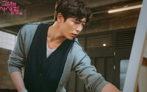 Kim Jae Wook Gagah dan Menggemaskan Saat Foto Bareng Patung Singa di 'Her Private Life'