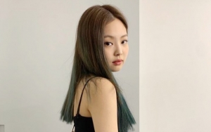 Reaksi Imut Jennie Black Pink Saat Dilempar Topi di Panggung Coachella